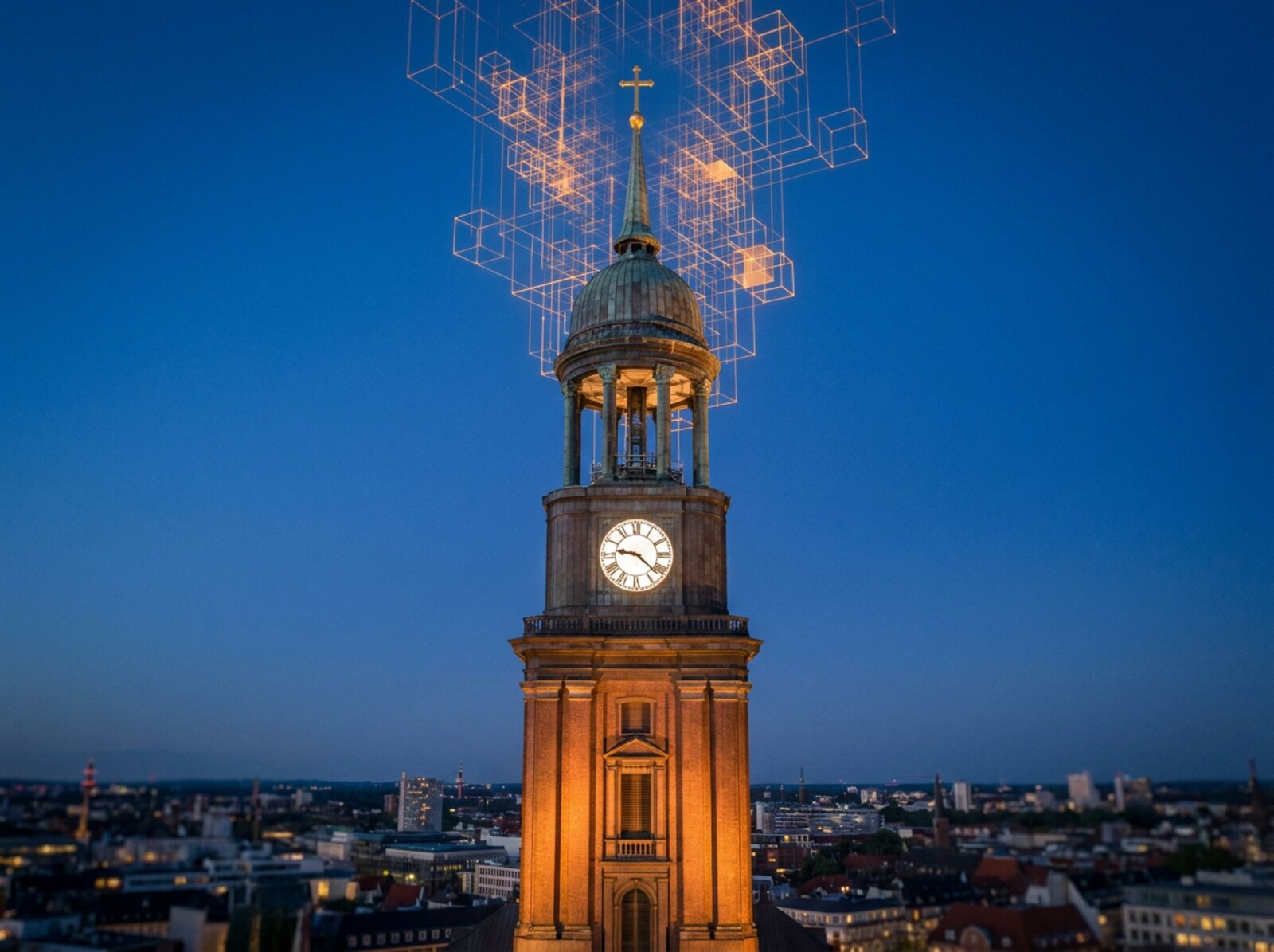 Der Turm des Hamburger Michel im Abendlicht; die Turmspitze und die Uhr lösen sich in leuchtende Würfel und Datenlinien auf